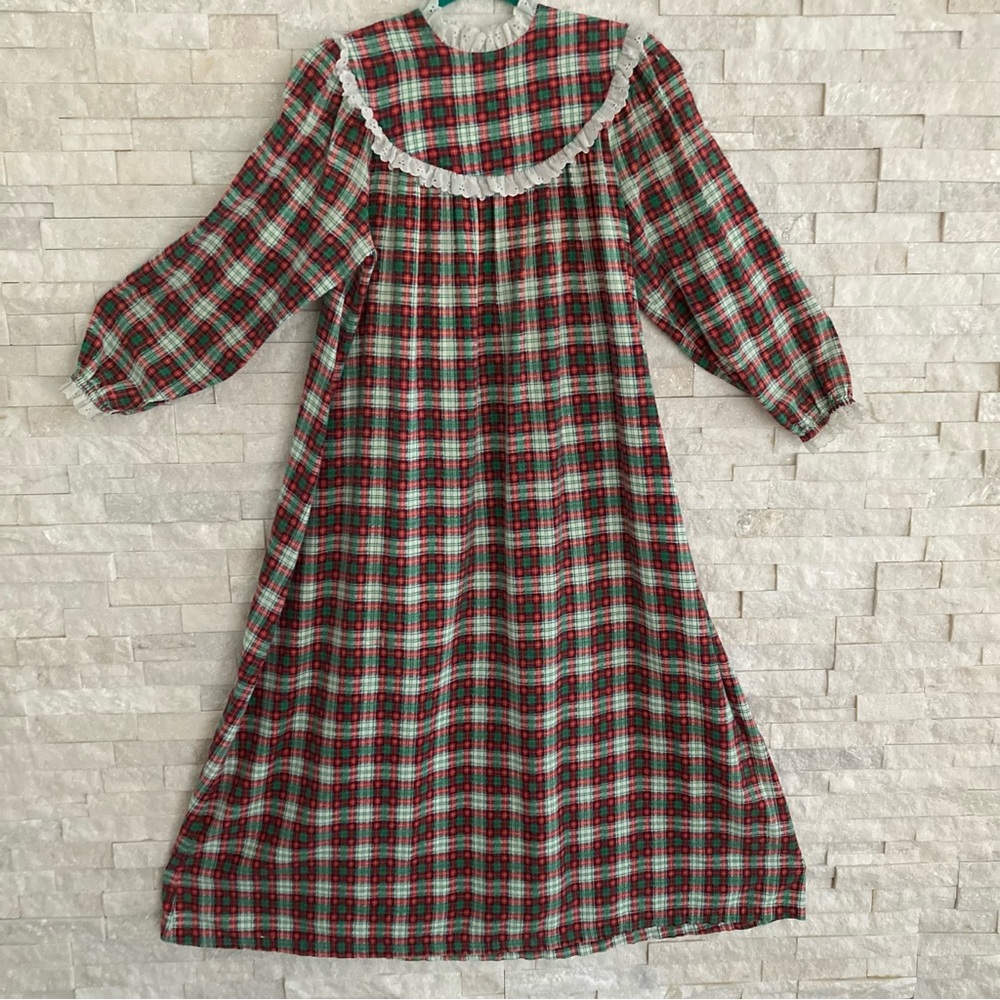 ❤️Lanz soft flannel nightgown w/ pearl buttons eyelet trim.